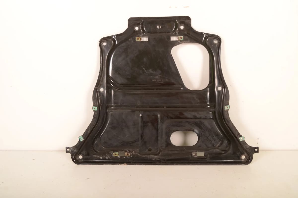 BMW 3 F30, F80 2015 Engine Cover 6860952