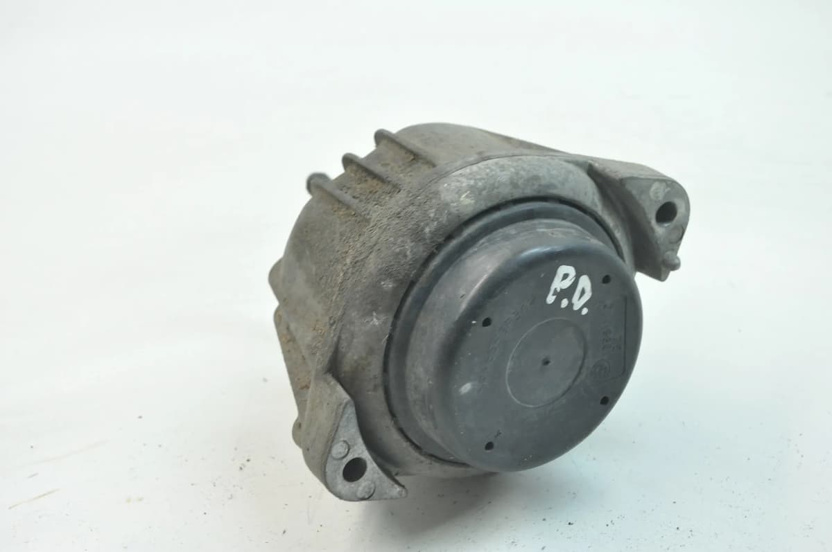 BMW 1 Coupe E82 125i 2008 RHD Right Side Engine Mount Support 10533585