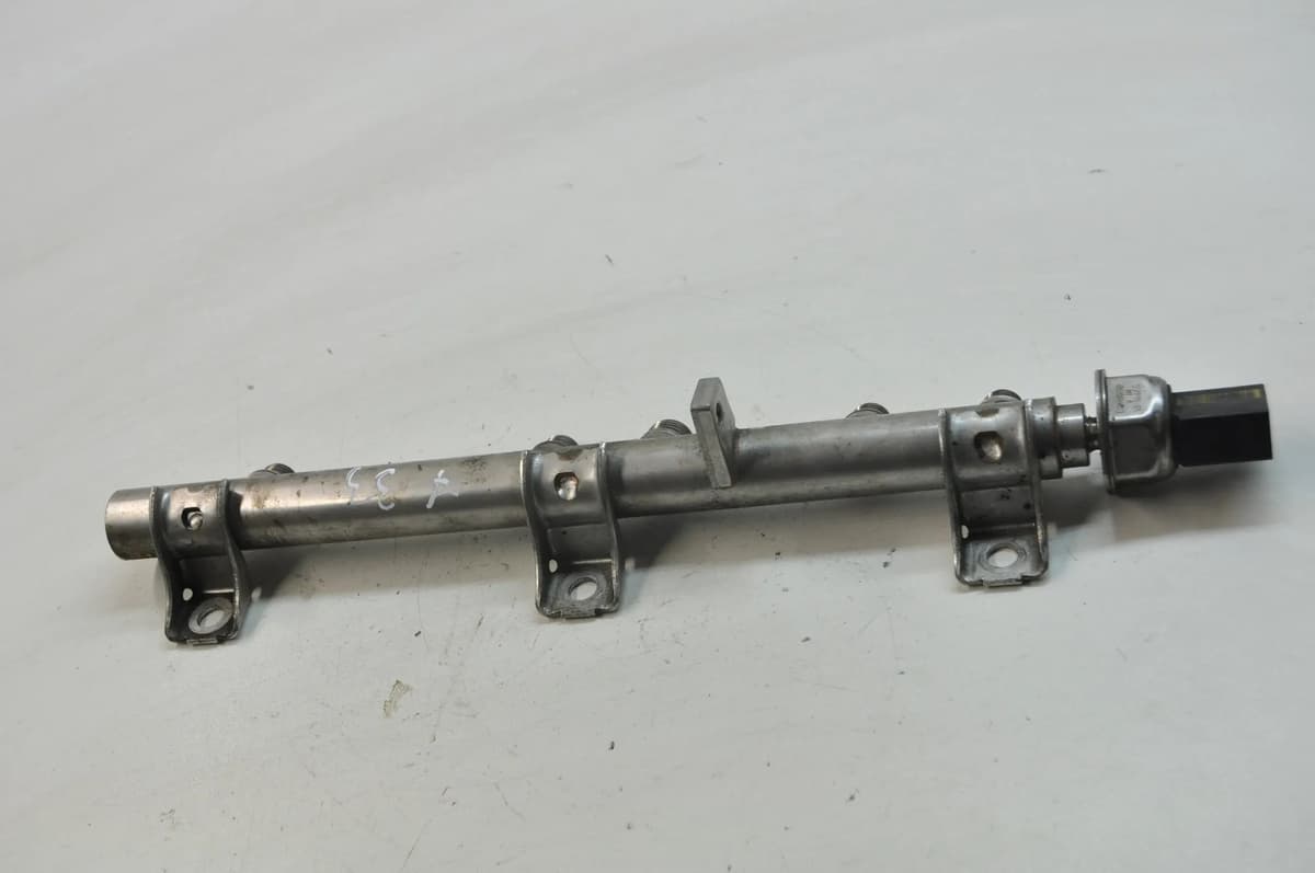BMW 3 E90 320i 2009 Fuel Injection Rail 7562474 7537319 10575710