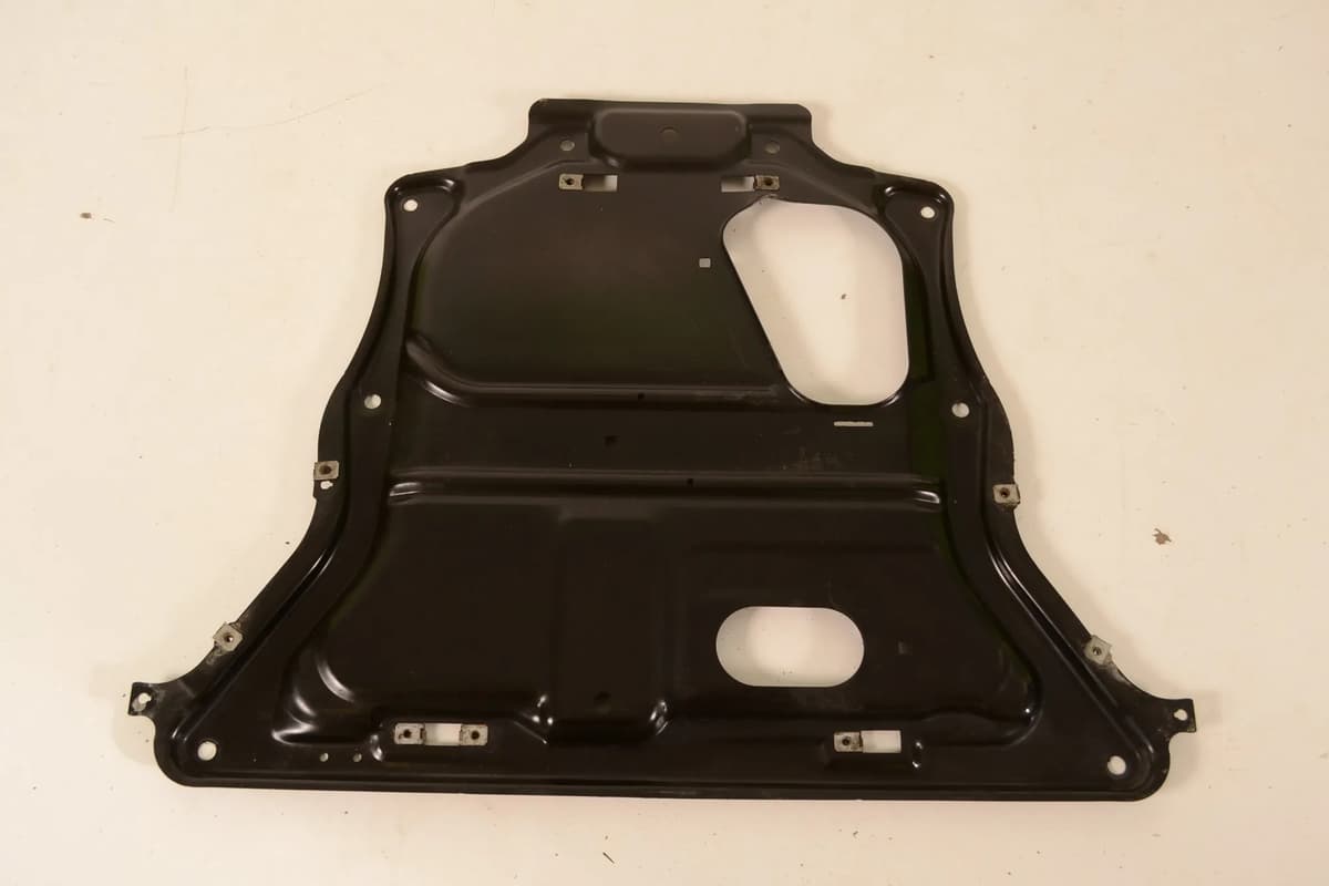 BMW 3 F30, F80 2015 Engine Cover 6860952