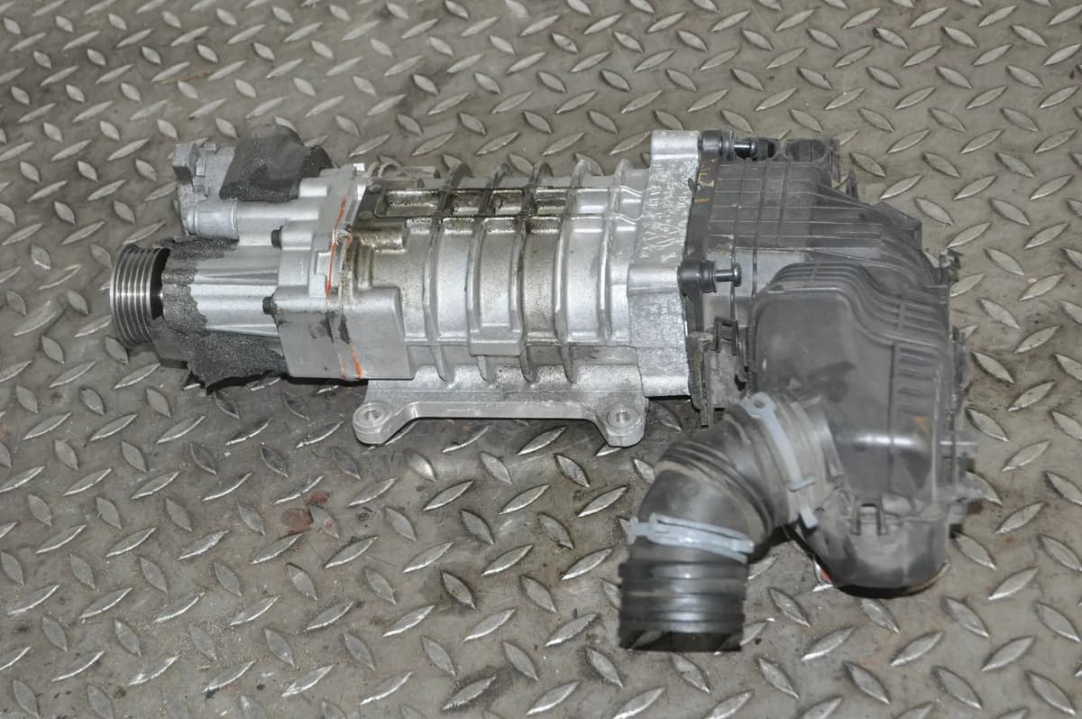 VW POLO 6R, 6C 2011 Compressor 03c276