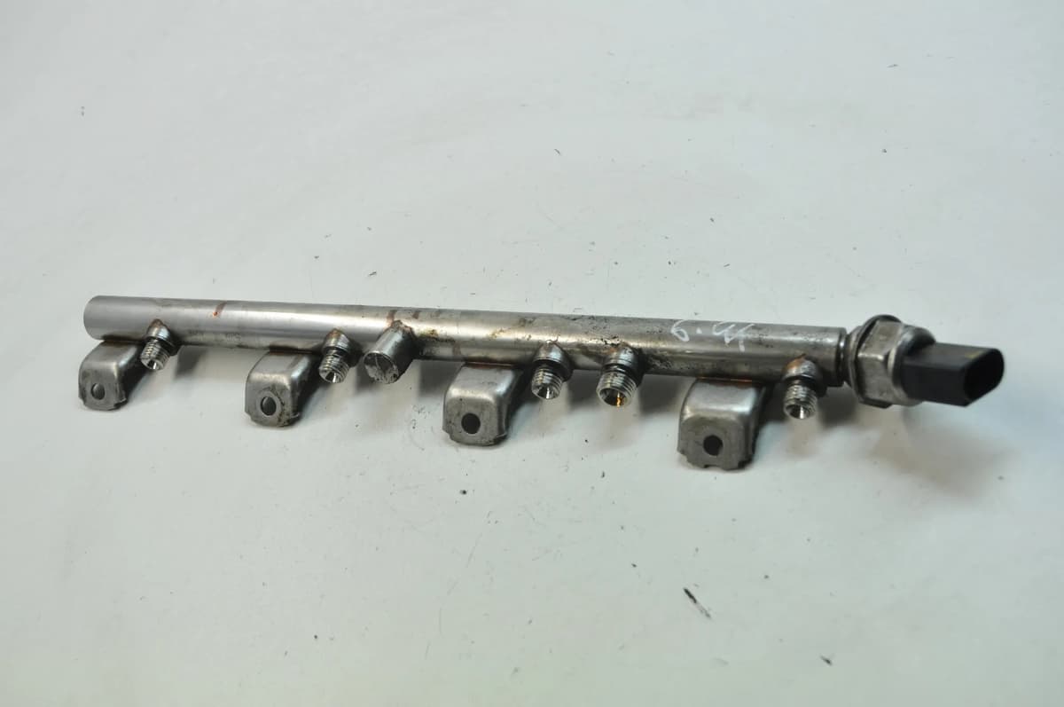BMW 5 F10 550i 2010 Fuel Injection Rail 7537319 7547600 10844489