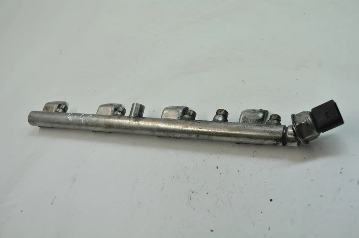 BMW 5 F10 550i 2010 Fuel Injection Rail 7537319 7547599 10844501