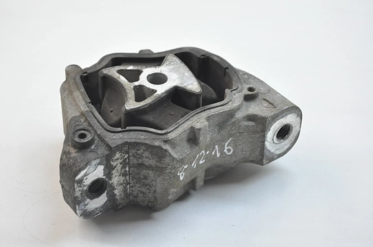 VOLVO XC60 D4 AWD 2015 RHD Right Side Engine Mount Support 10880515