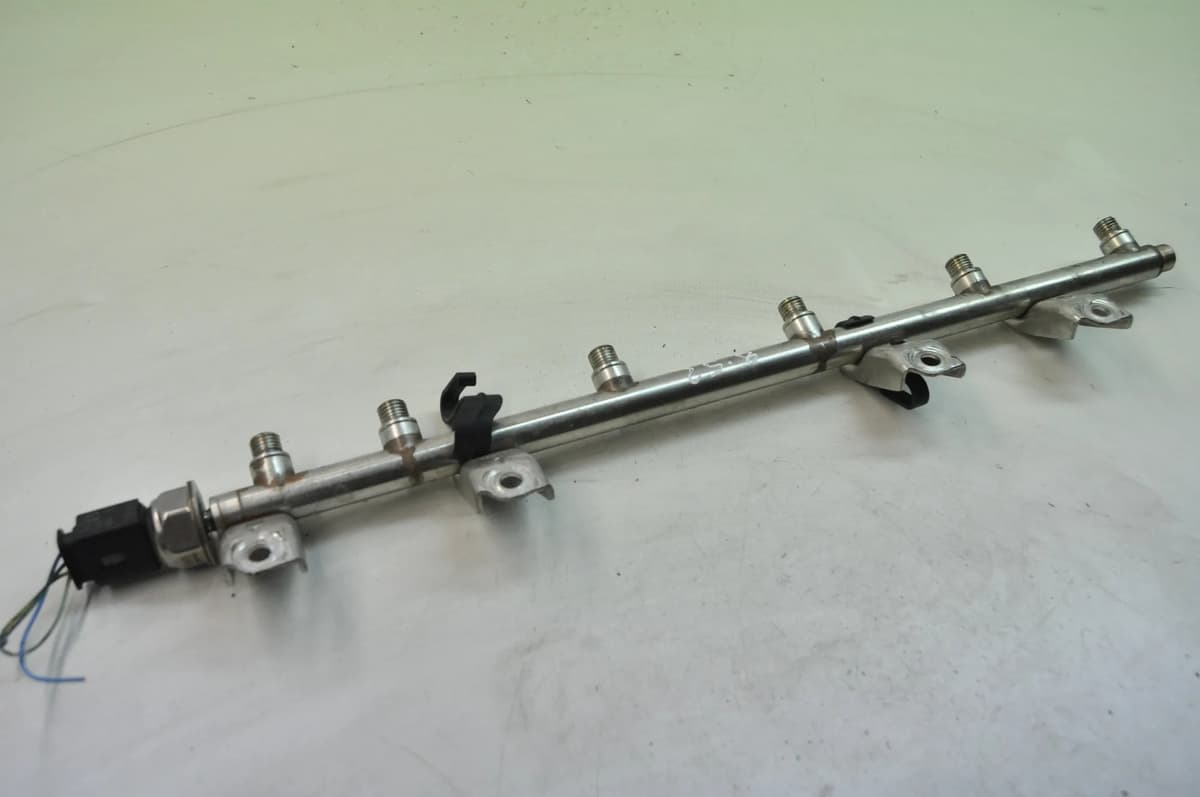 BMW 7 F01 740i 2012 Fuel Injection Rail 7575480 11326912