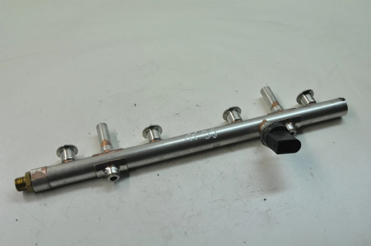 VW GOLF VII 5G 2.0 GTI 2015 Fuel Injection Rail 06k133317g 06j906054c 11501068
