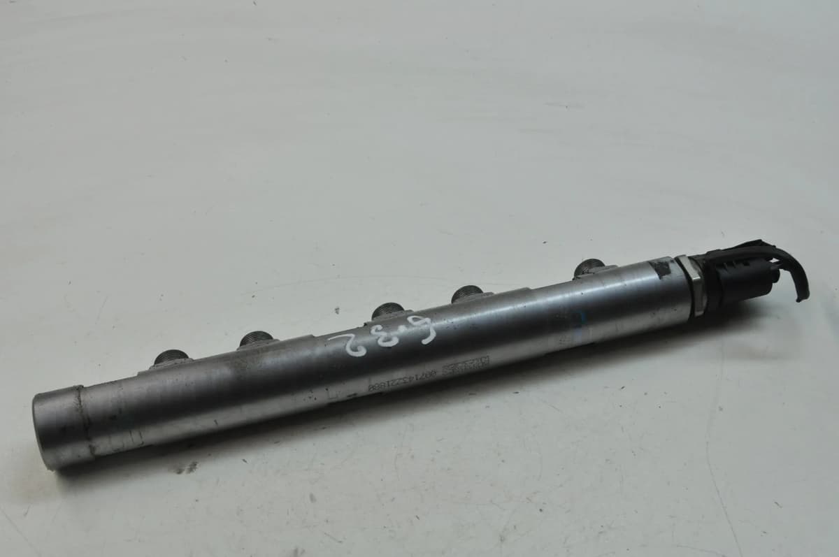 MINI R56 Cooper D 2010 RHD Fuel Injection Rail 7823460 11572237