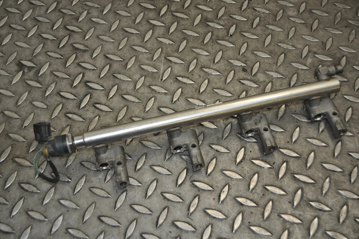 JAGUAR XF X250 5.0 2012 Fuel Injection Rail 8W93-9F972-BA 8Q93-9G774-AF 12086154