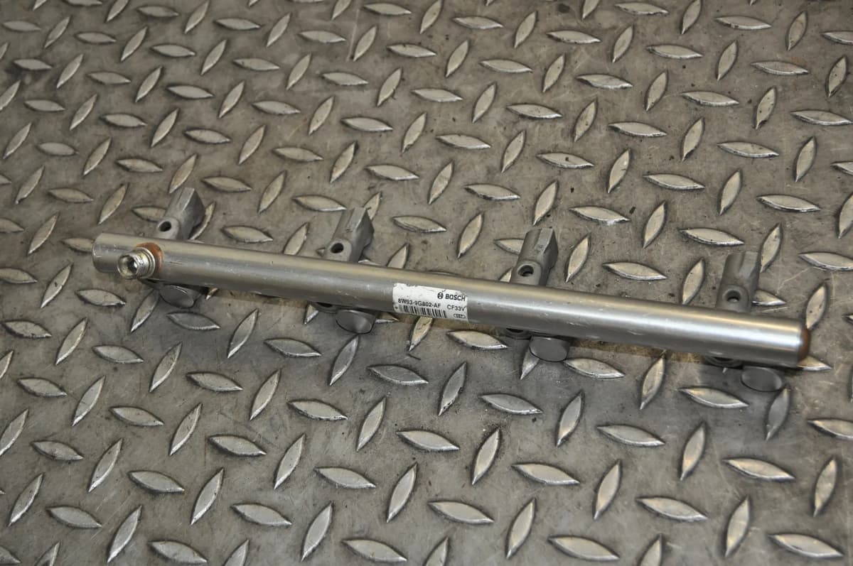 JAGUAR XF X250 5.0 2012 Fuel Injection Rail 8W93-9G802-AF 12086156