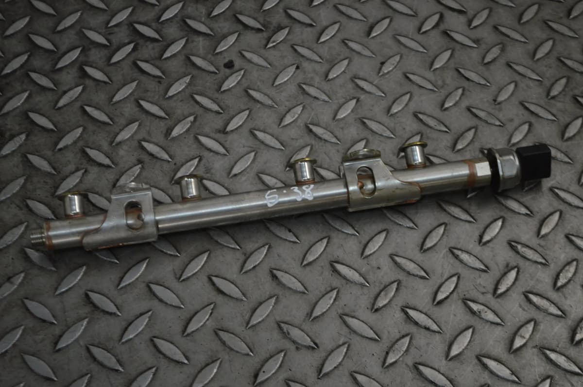 VW GOLF mk7 1.2 TSI 2018 CYVB Fuel Injector Rail 04E133320D 06K906051A 12171475