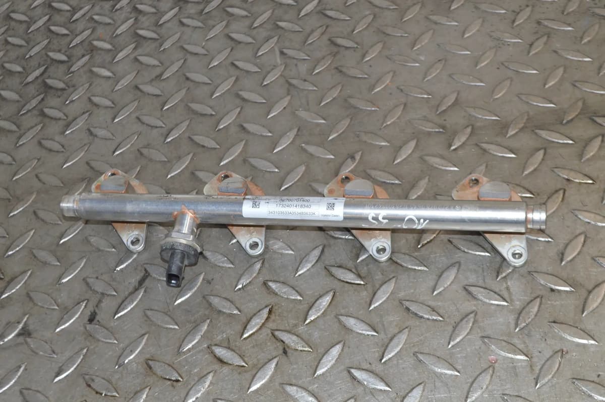ASTON MARTIN DB11 V8 4.0 2018 Fuel Injection Rail A2700701400 12245088