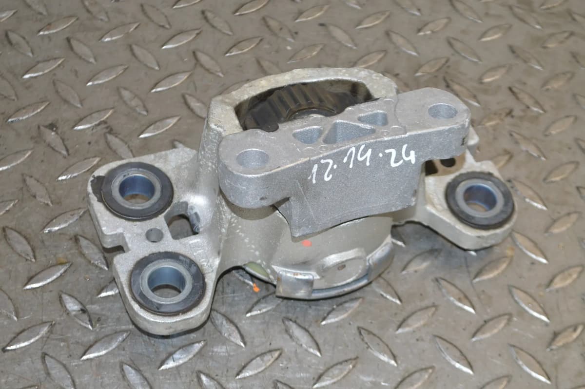 LAND ROVER DISCOVERY SPORT 2017 RHD Right Engine Mount EJ32-7M121-AD 13153215
