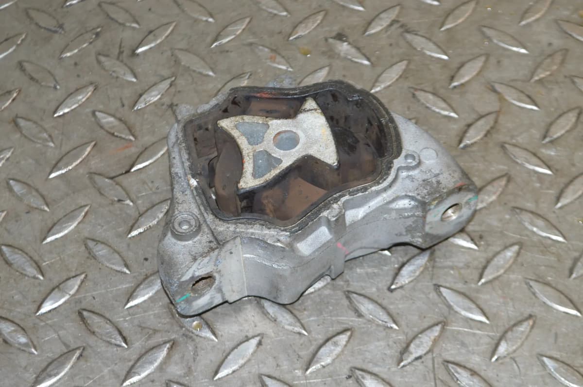 LAND ROVER DISCOVERY SPORT 2.0 2017 RHD Left Side Engine Mount Support 13153220