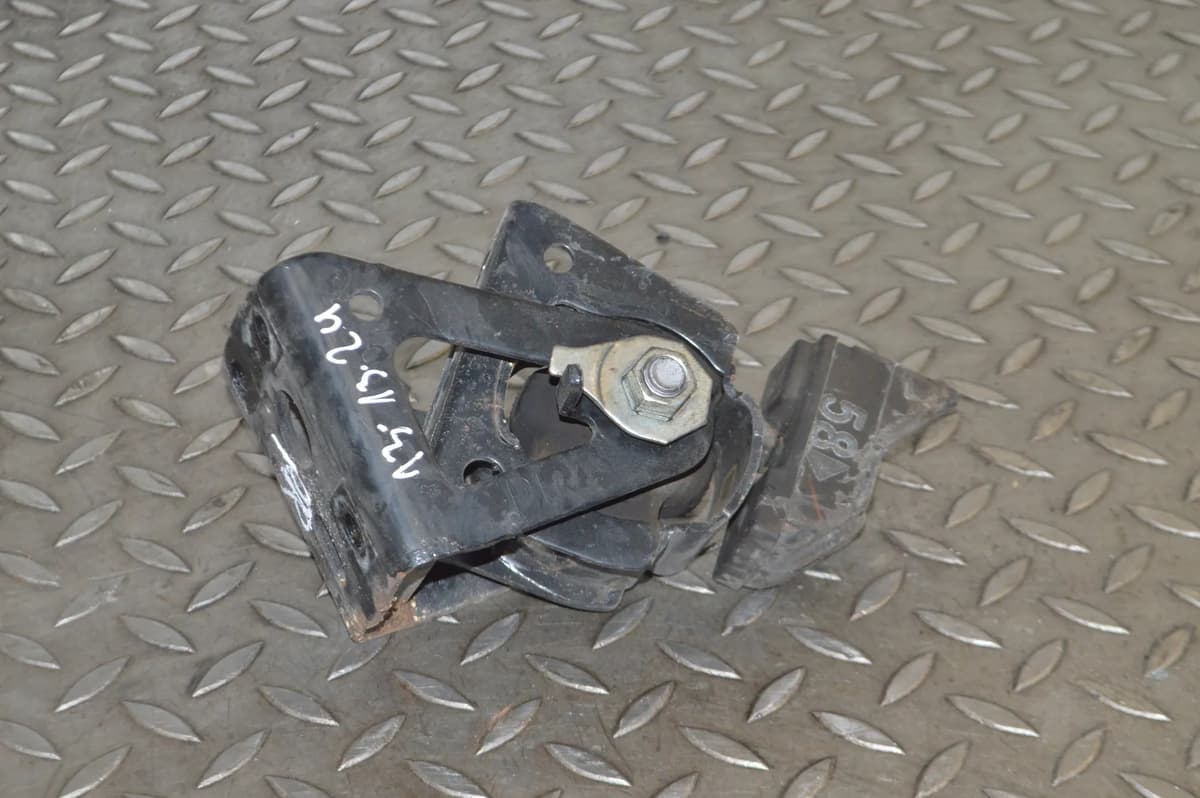 TOYOTA PRIUS 1.8 Hybrid 2013 RHD Right Side Engine Mount Support 13630566