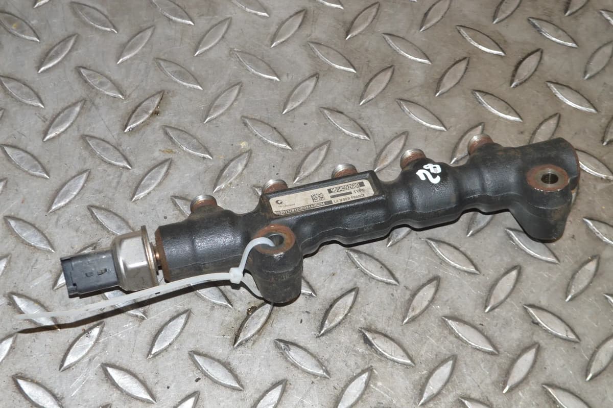 PEUGEOT 307 1.6 HDi 2007 Fuel Injection Rail 9654592680 9658227880 13973693