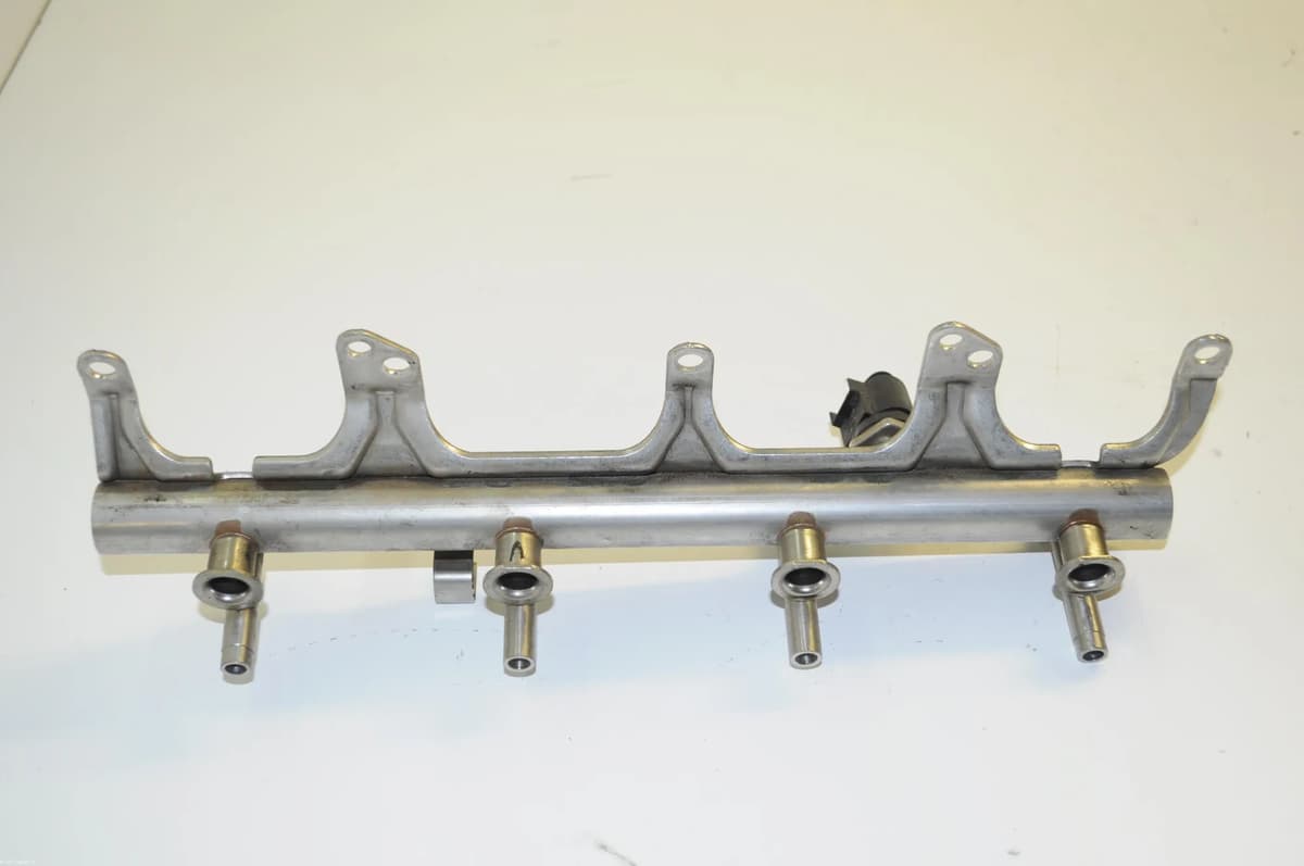AUDI A3 Cabrio 8P7 2011 Fuel Rail 06J133317