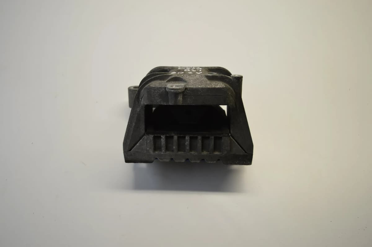AUDI A3 1.9 TDI 2004 RHD Right Side Engine Mount Support 1520150