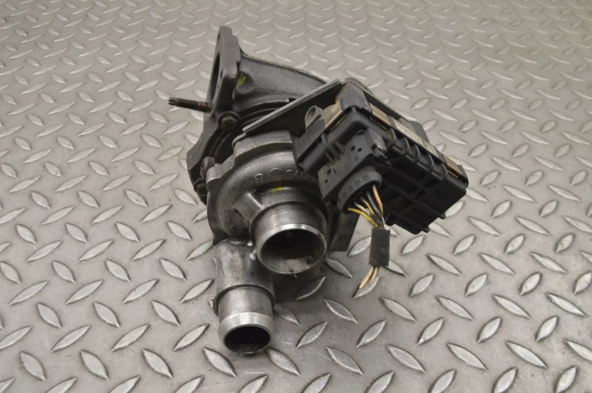 Jaguar XJ X350 2.7 D 2005 RHD Turbo Turbocharger 152kW 4R8Q-6K682-AK 15327610