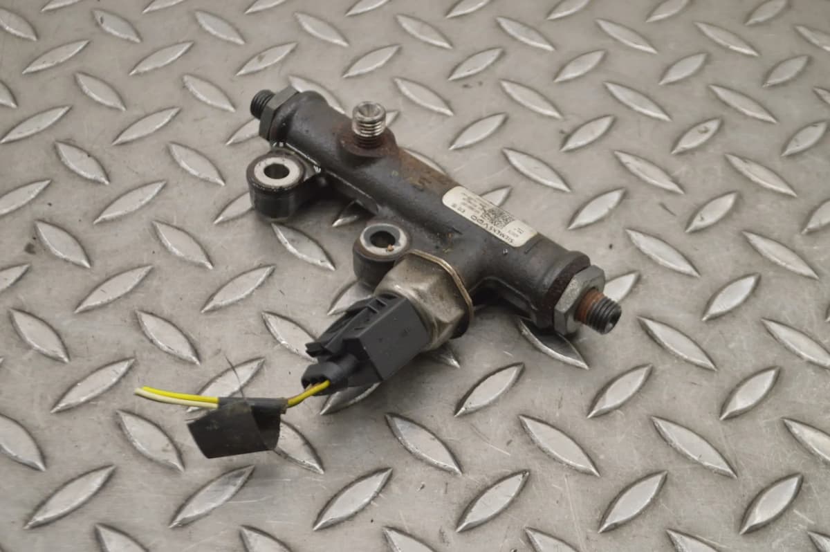 Jaguar XJ X350 2.7 D 2005 RHD Fuel Injection Rail 4R8Q-9C066-AD 15327627