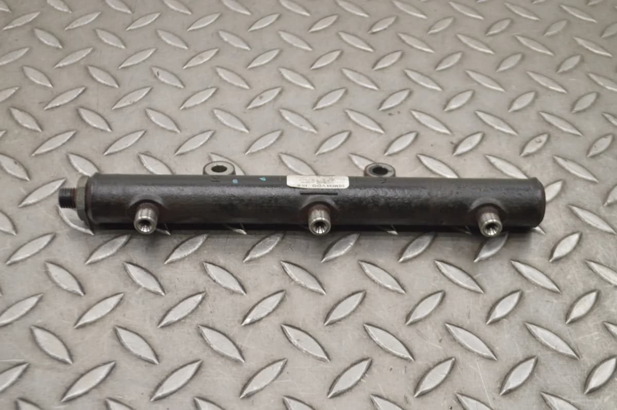 Jaguar XJ X350 2.7 D 2005 RHD Fuel Injection Rail 4R8Q-9D280-AC 15327630