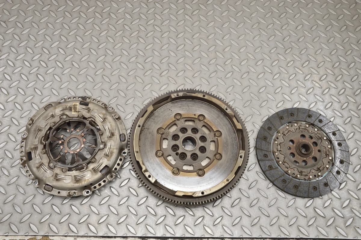 Audi TT Clutch Kit Flywheel 06J141025B 06J141031E 8J 1.8 TFSI 2012 RHD 17592056