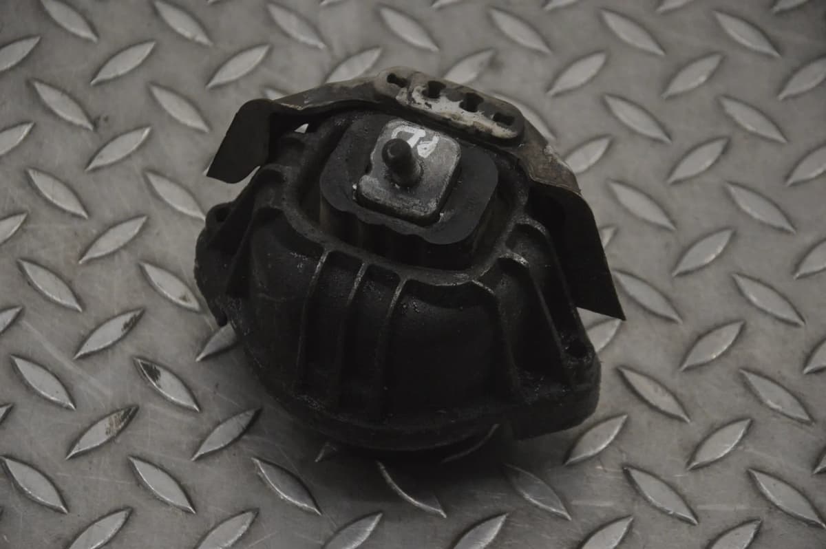 BMW E93 Engine Mount Right 6773744 335i 2007 RHD 22308327