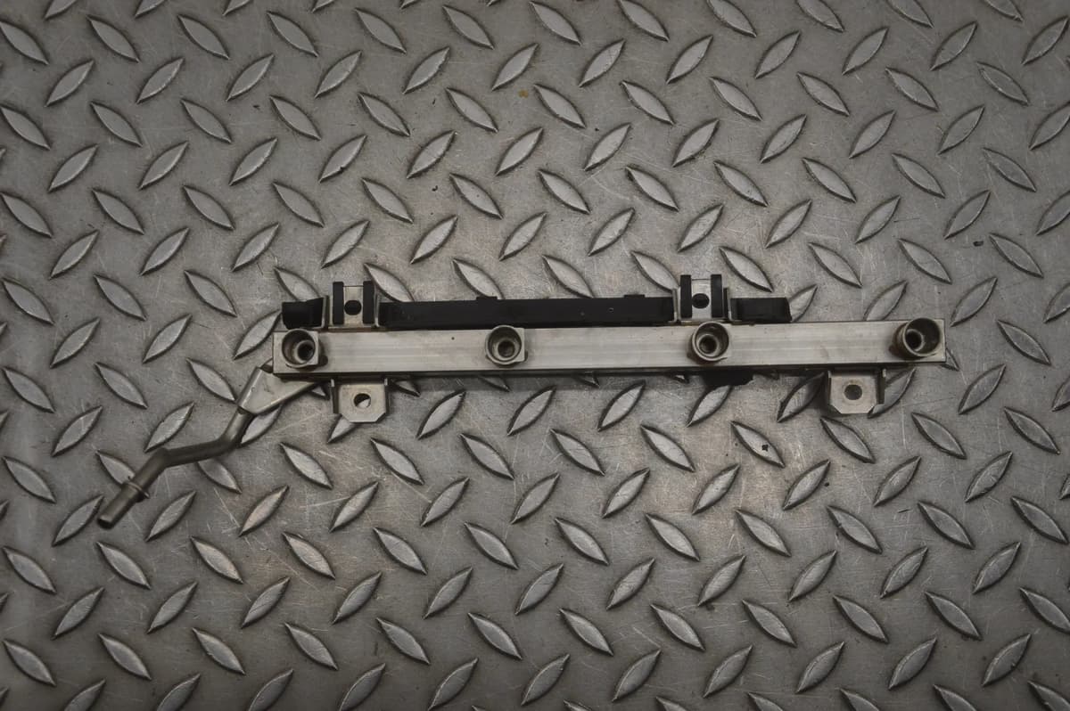 BMW E90 Fuel Rail 7563512 320si 2005 22364454