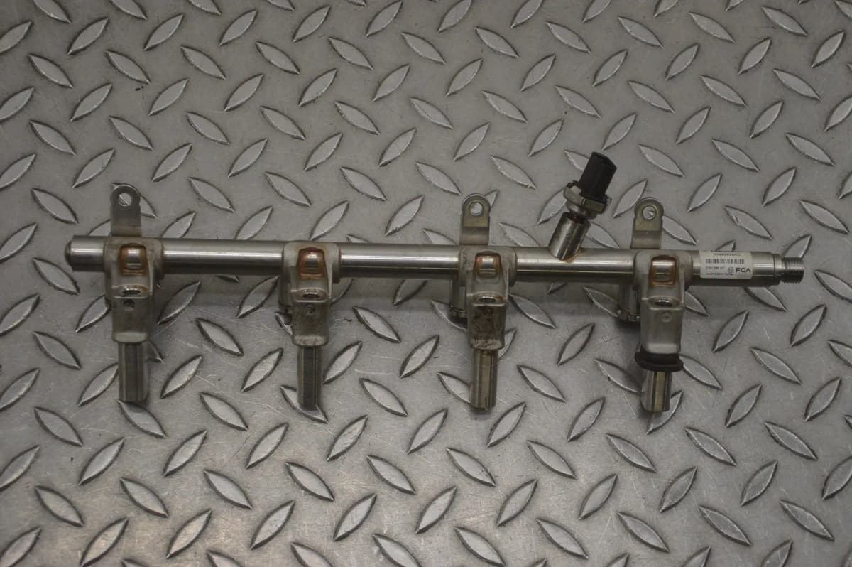 Alfa Romeo Giulia Fuel Injection Rail 50052930 2.0 2017 RHD 23337830