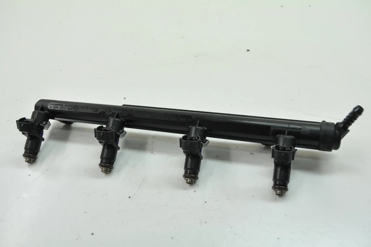 VW Golf Fuel Rail With Injectors 04E906031F mk7 1.4 TSI 2015 LHD 2376551