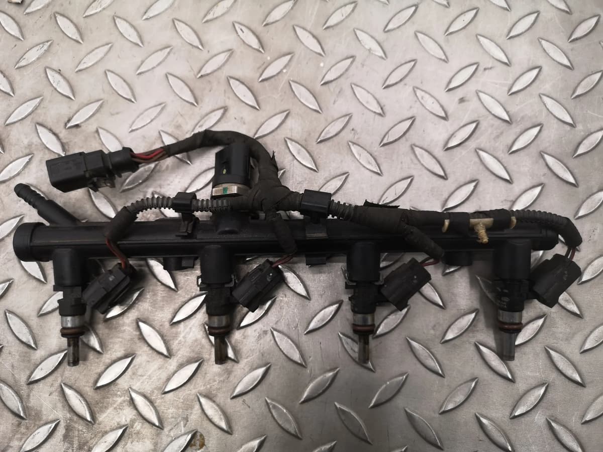 VW SHARAN 7N1, 7N2 2015 Fuel Rail 06H906051J