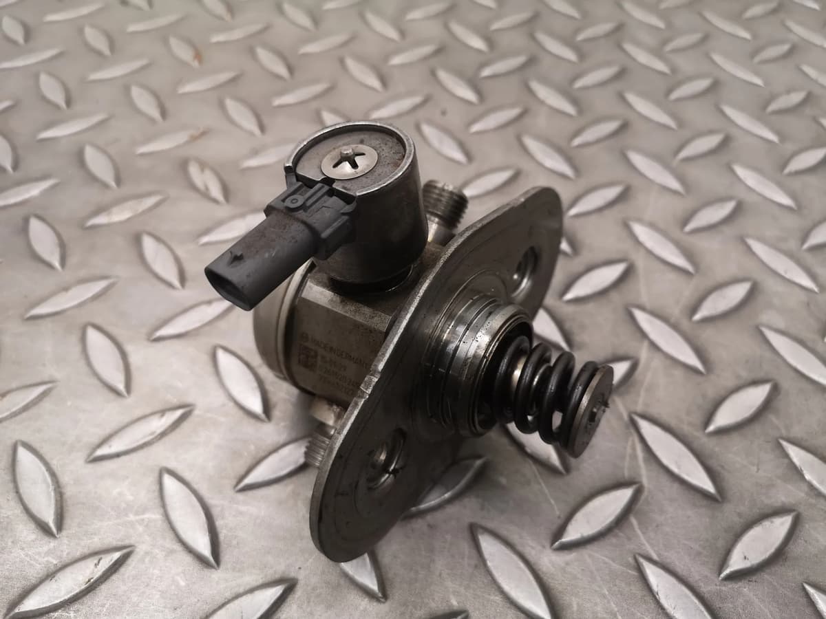 BMW i8 Fuel Pump High Pressure 7636881 I12 2015 25845007