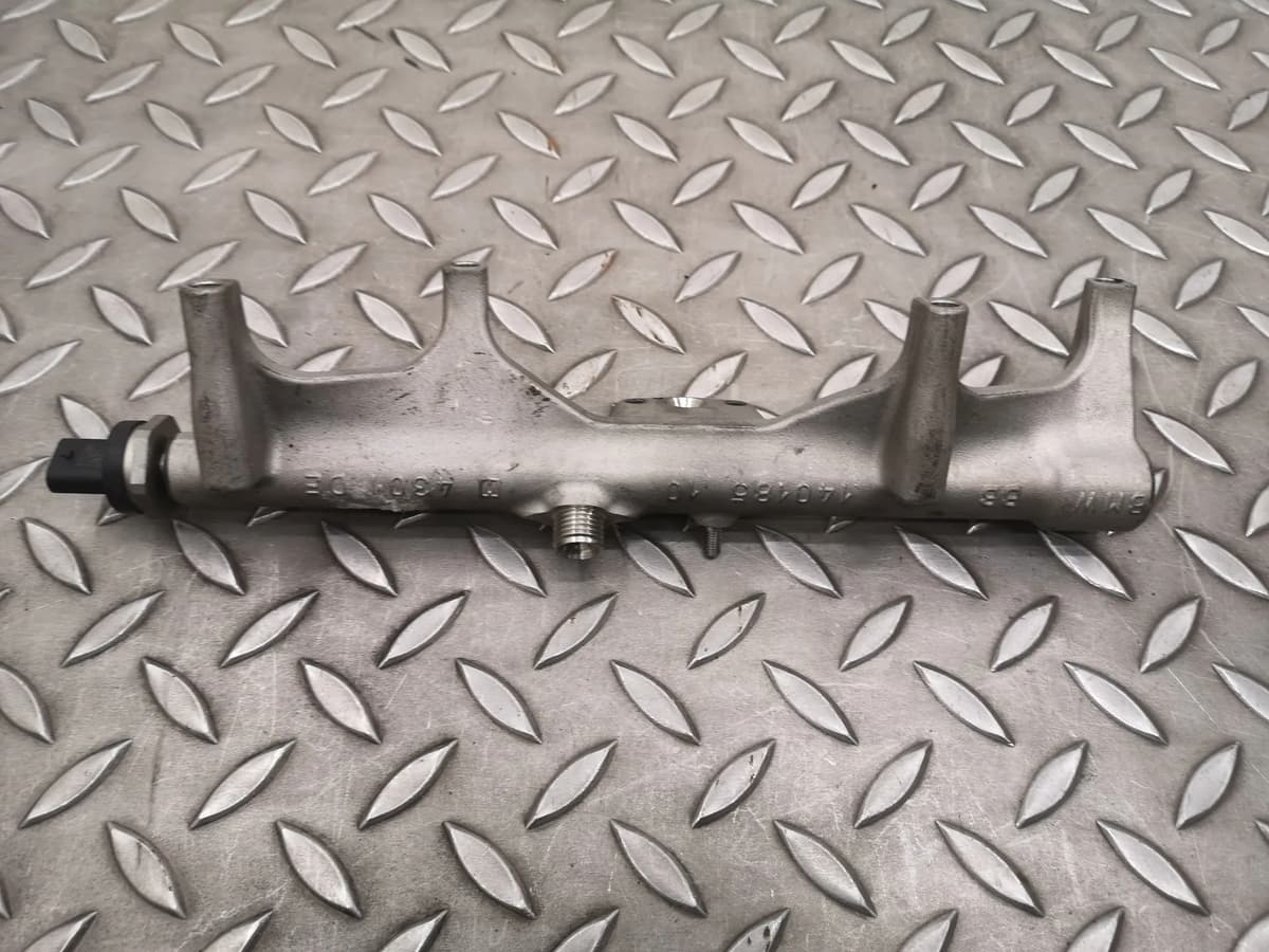 BMW i8 I12 Fuel Injection Rail 7639975 170kW 2015 25845009