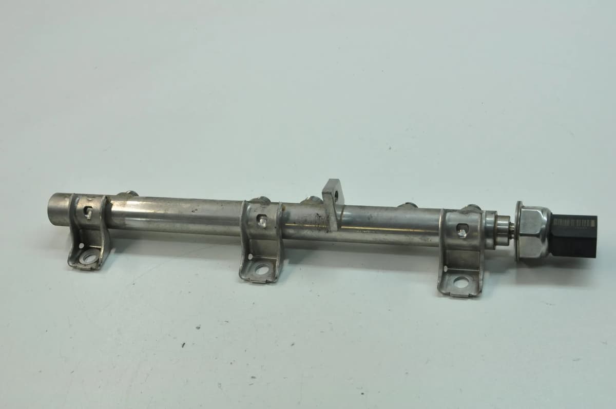 BMW 3 E90 316i 2007 RHD Fuel Injection Rail 7562474 7537319 2847181
