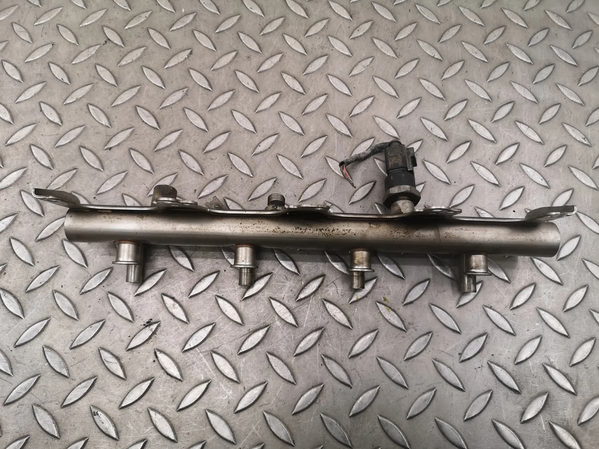 Audi A4 8E B7 Fuel Rail 06F133317G 2.0 Petrol 2005 28529106