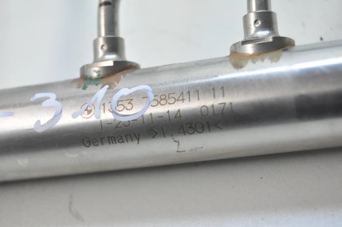 BMW 3 F30, F80 2015 Fuel Rail 7585411