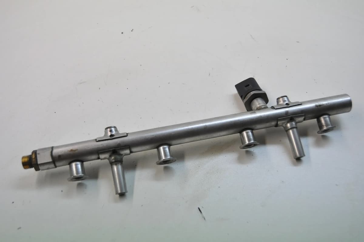 AUDI A3 8V1, 8VK 2013 Fuel Rail 06K133317C