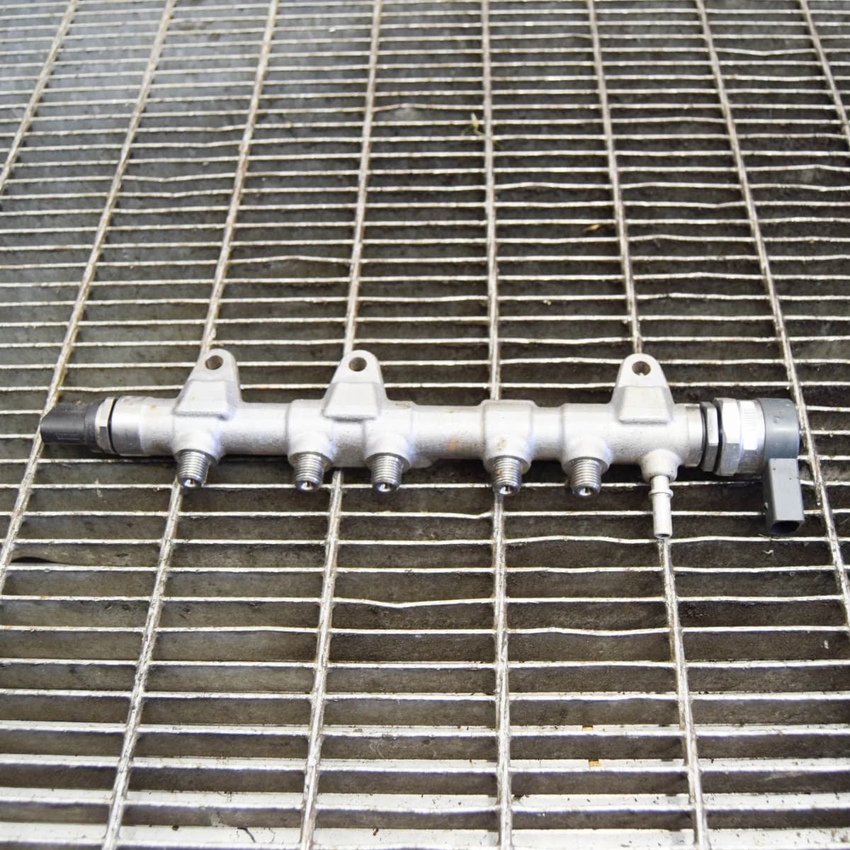 BMW X1 F48 Fuel Rail w/ Sensor 0445214315 8514154 2.0 Diesel 120kw 2016