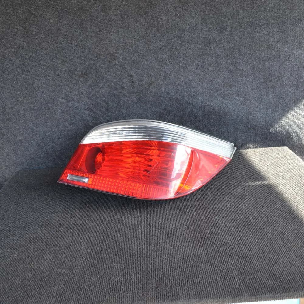 BMW 5 E60 2004 Rear Right Tail Light  6910768