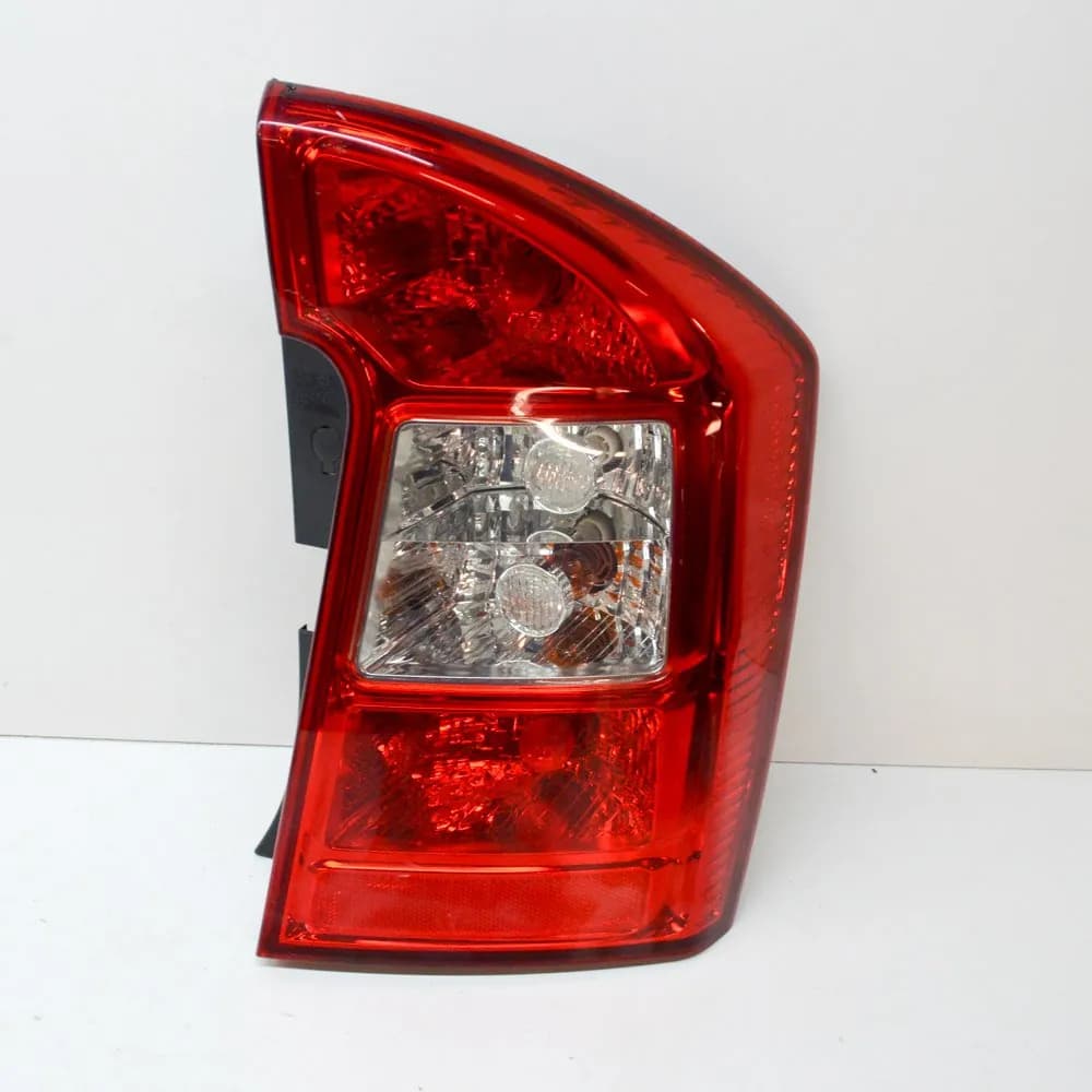 KIA CARENS UN 2.0 CVVT Rear Right Side Tail Light 92402-100 106kw 2008