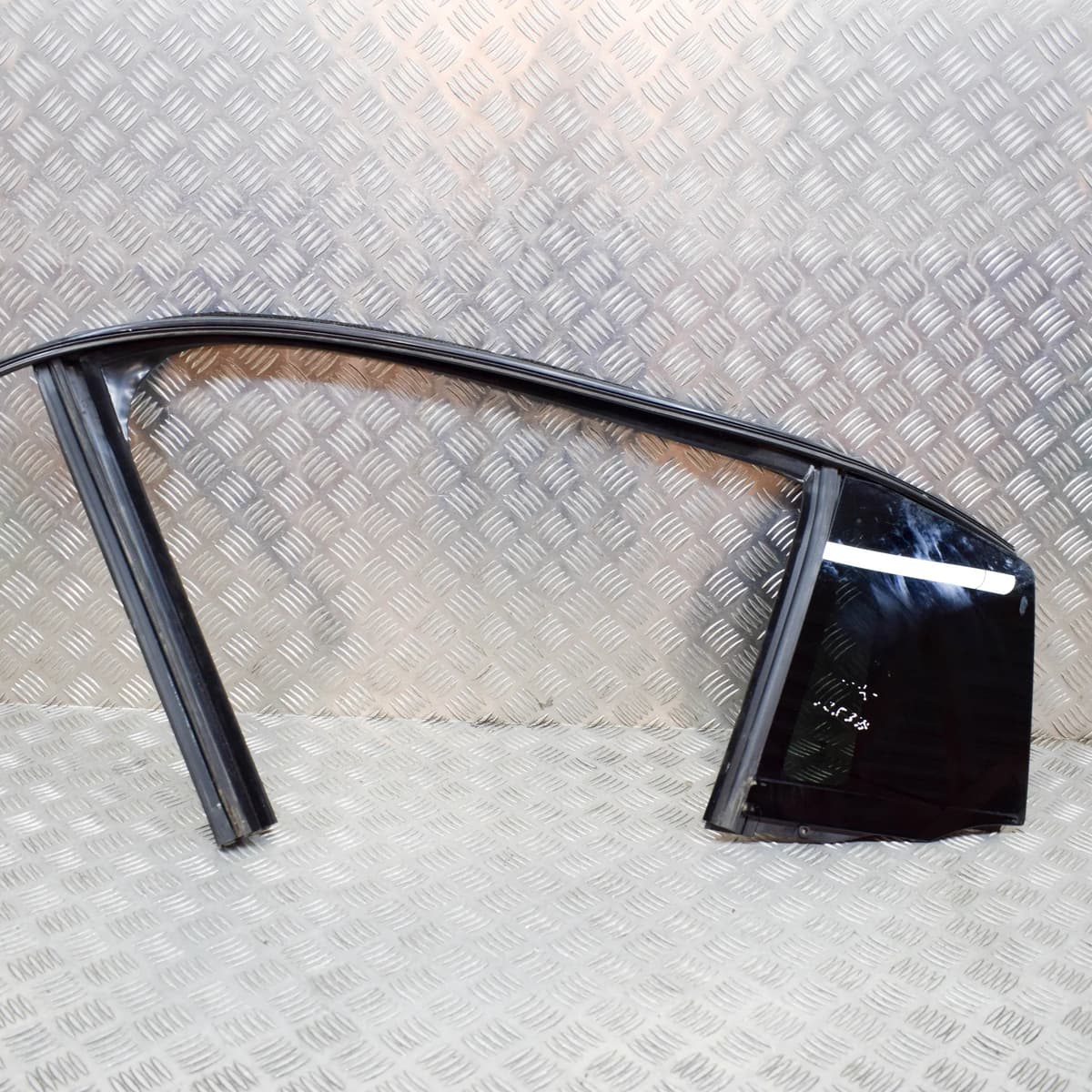 TESLA MODEL X Rear Left Door Window Triangle W/Seal 1484041-00-B 43R-004553 2020