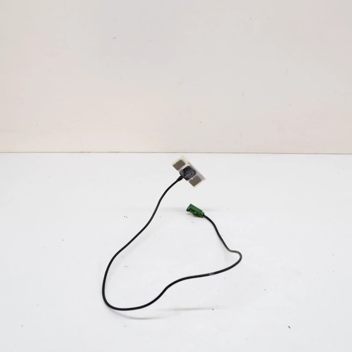 TESLA MODEL S Bluetooth Antenna 1052393-00-B 235kw 2016