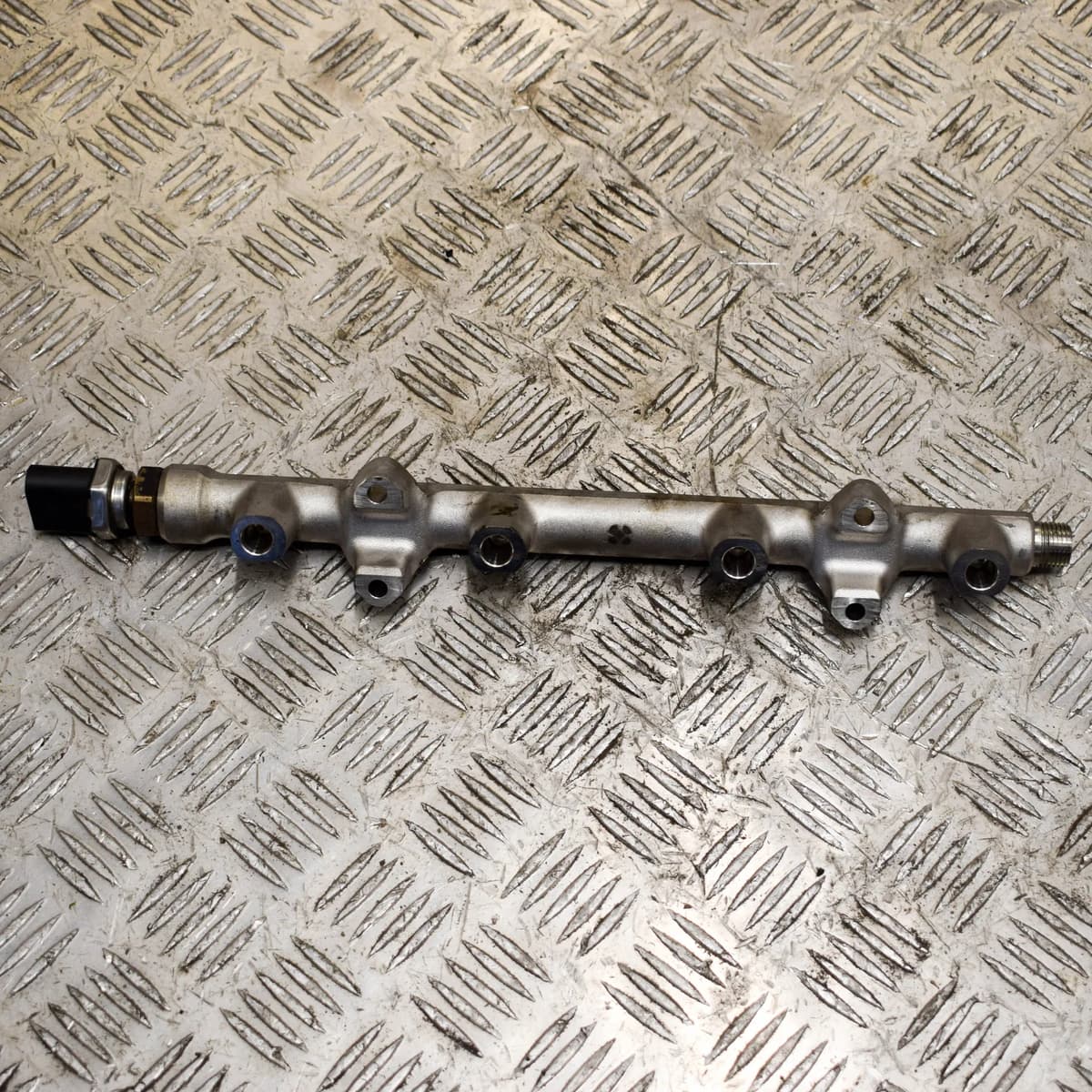 VOLKSWAGEN GOLF MK7 Fuel Rail W/Sensor 04C906054C 05E133320 1.5Petrol 110kw 2019
