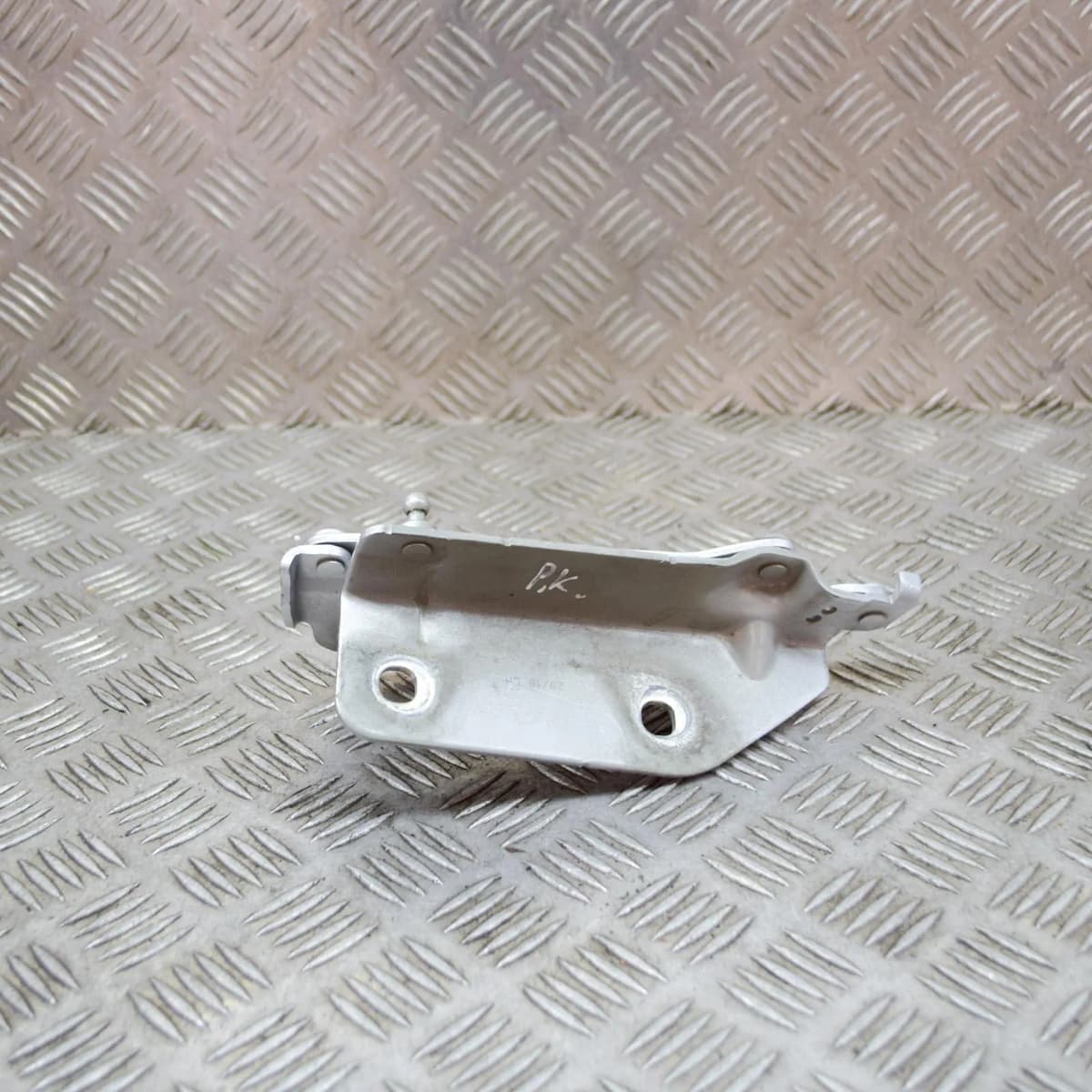 LR DISCOVERY SPORT L550 Front Left Bonnet Hood Hinge FK72-16801-AE 132kw 2018