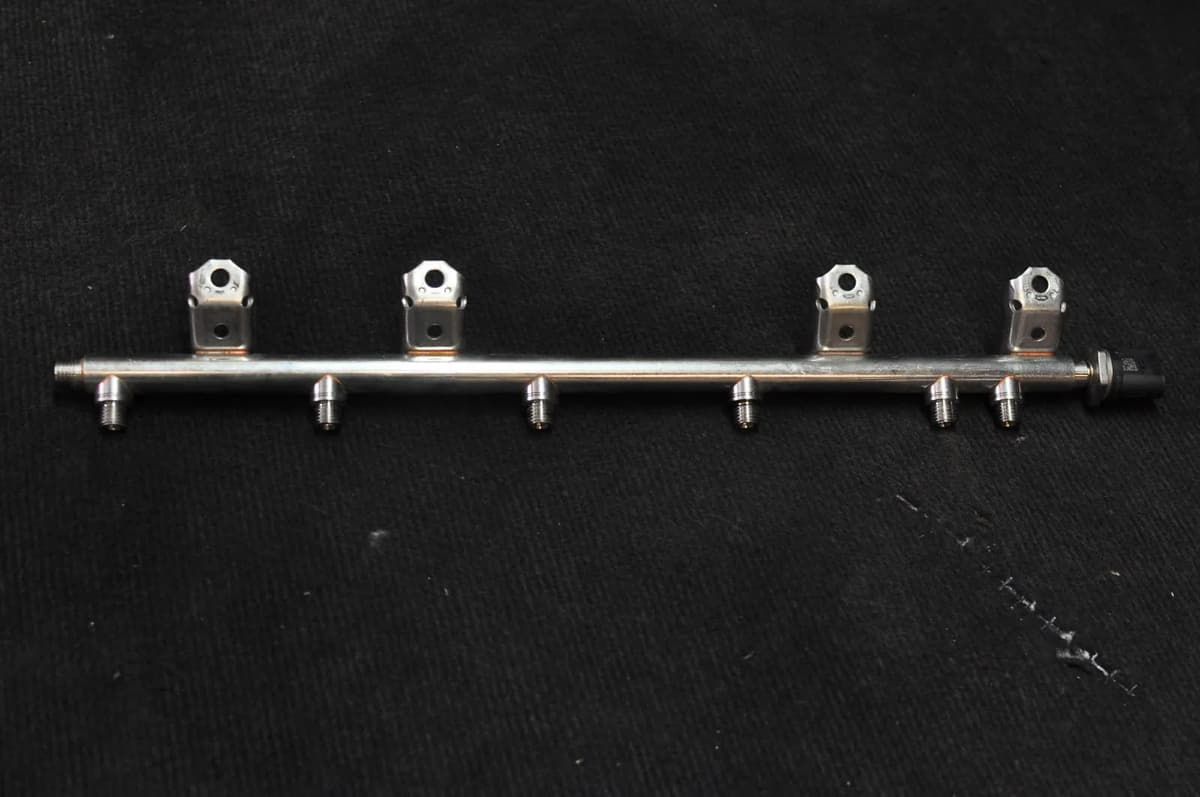 BMW X3 F25 2010 Fuel Rail 261545044