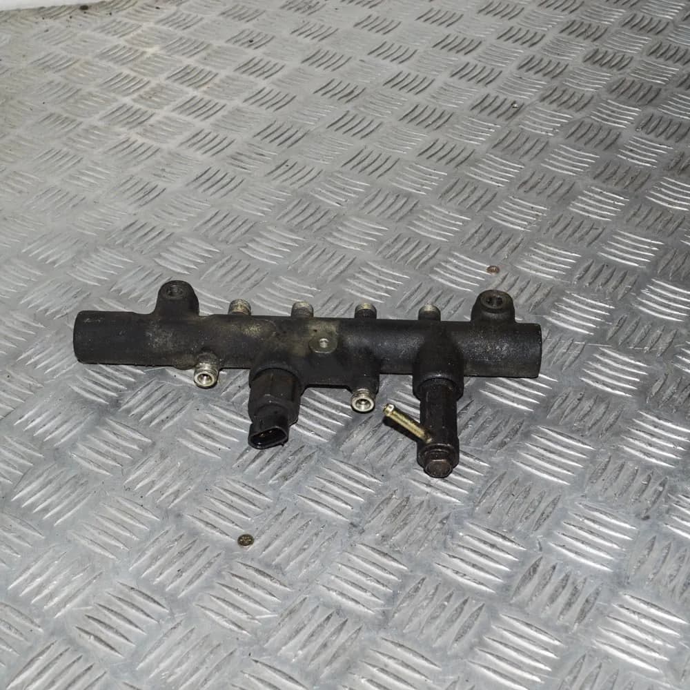 MAZDA MPV II LW 2004 Fuel Rail nera