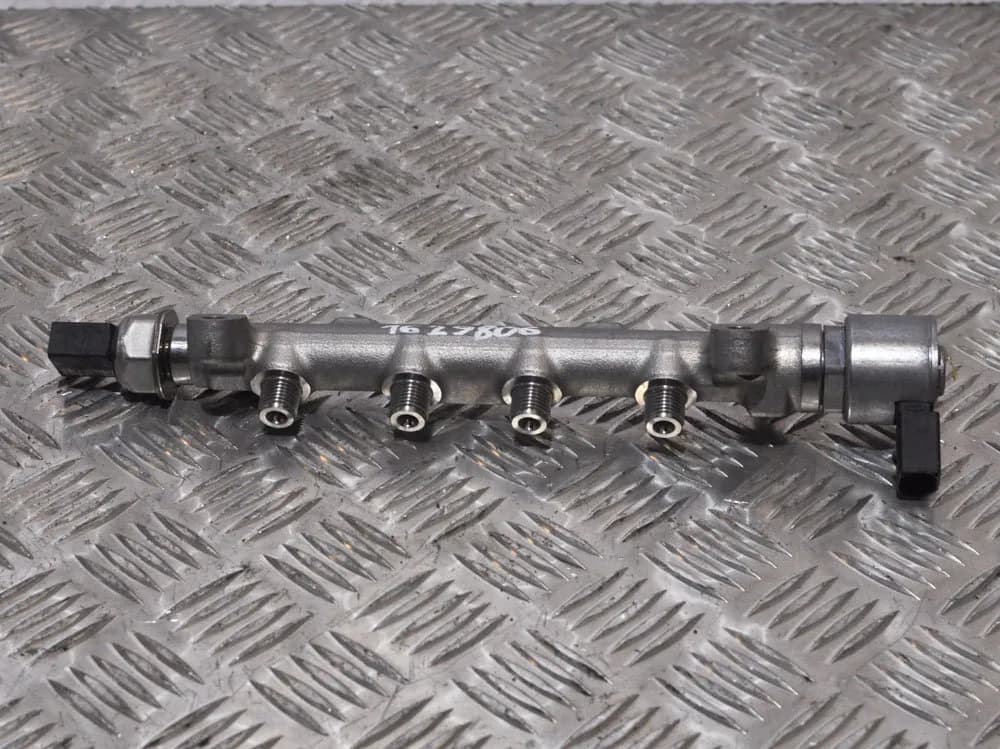 AUDI A1 Sportback 8XA, 8XF 2015 Fuel Rail 04L089E