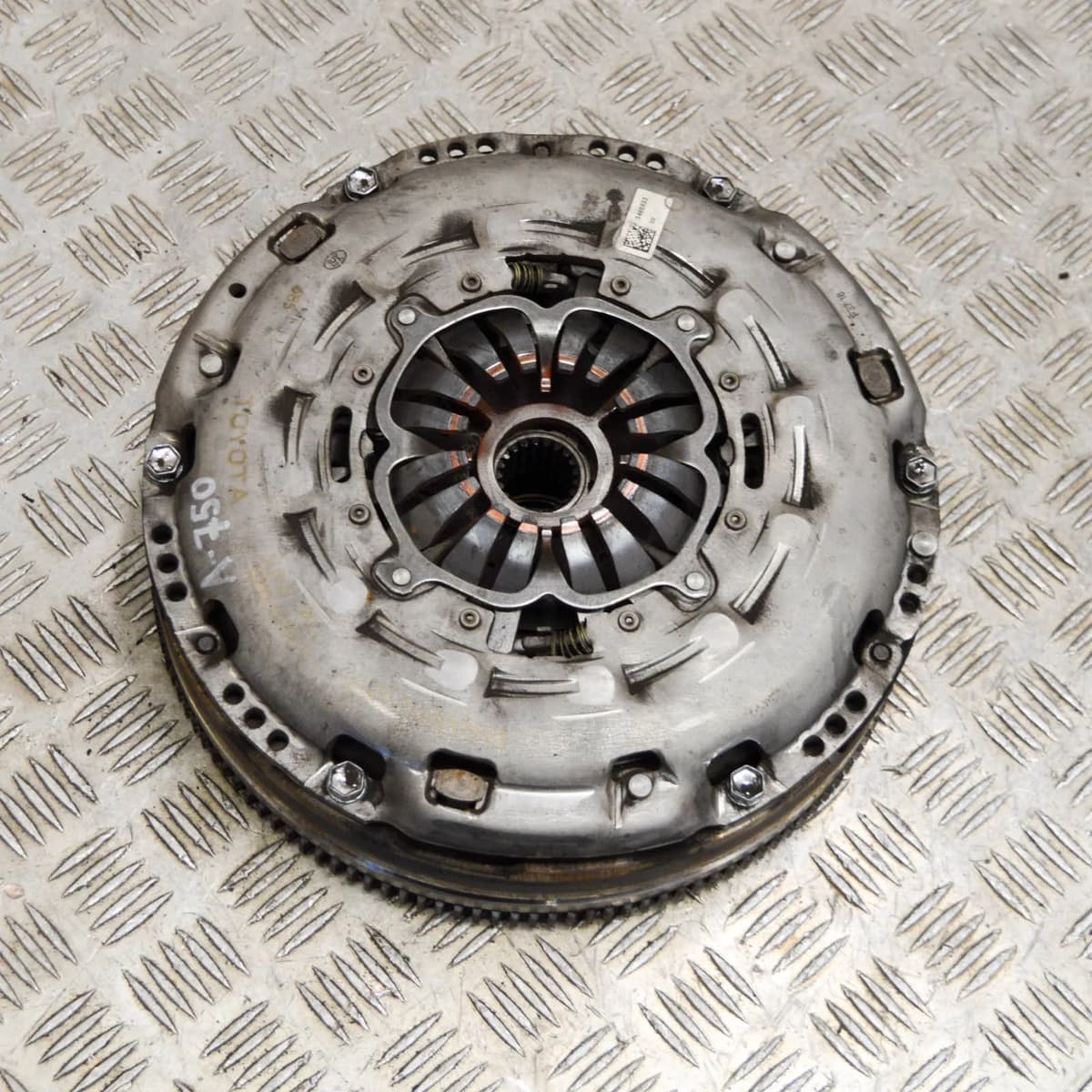 TOYOTA AURIS E180 1.6 D4-D Flywheel Clutch Kit 31210-05150 31250-05210 82kw 2016