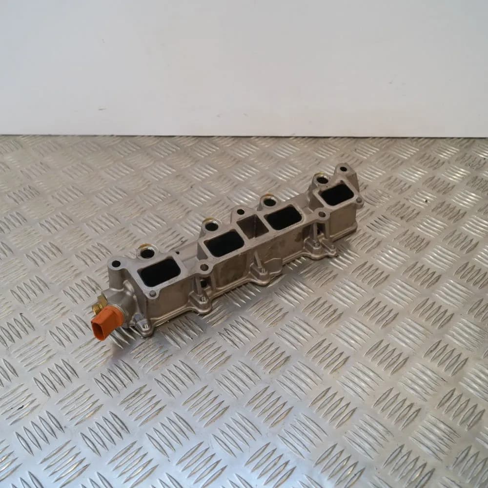 Volkswagen Tiguan 1.4 Petrol Fuel Rail w/ Sensor 31178892AQ 2011