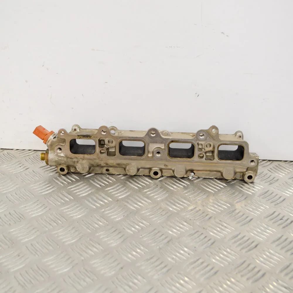 SKODA YETI 5L 1.4 Petrol Fuel Rail w/ Sensor GK 284 AHB 2010