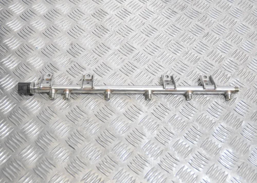 BMW 5 Fuel Rail With Sensor F10 7576779 0261545072 3.0 Petrol 225kw 2012